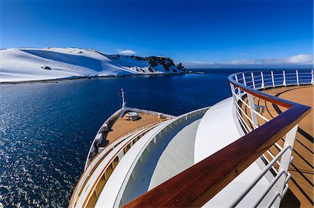 simsearch:841-05962317,k - Cruise ship deck with couple in hot tub, off Half Moon Island, blue sky and evening sun, South Shetland Islands, Antarctica, Polar Regions Foto de stock - Con derechos protegidos, Código: 841-09162977