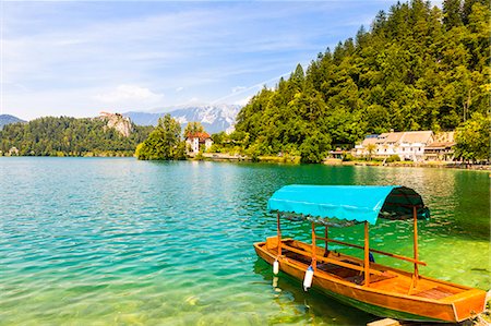 simsearch:841-06449875,k - A boat on Lake Bled with Bled Castle in the background, Lake Bled, Slovenia, Europe Foto de stock - Con derechos protegidos, Código: 841-09163060