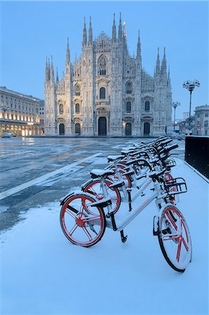 simsearch:841-06031467,k - Parked bicycles covered by snow in Piazza Duomo, Milan, Lombardy, Northern Italy, Italy, Europe Foto de stock - Con derechos protegidos, Código: 841-09163200