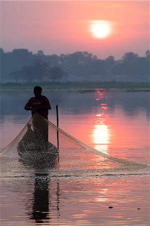 simsearch:841-06449372,k - Fisherman casts his net at sunrise on Lake Taungthaman near U Bein Bridge, Myanmar (Burma), Asia Photographie de stock - Rights-Managed, Code: 841-09163220