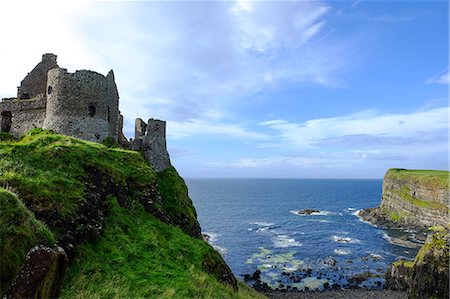 Dunluce Castle, located on the edge of a basalt outcropping in County Antrim, Ulster, Northern Ireland, United Kingdom, Europe Photographie de stock - Rights-Managed, Code: 841-09163436