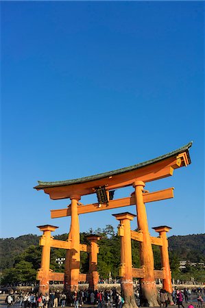 simsearch:841-08102237,k - Tourists walking under the torii gate of Miyajima at low tide, Itsukushima, UNESCO World Heritage Site, Hiroshima Prefecture, Honshu, Japan, Asia Stockbilder - Lizenzpflichtiges, Bildnummer: 841-09163586