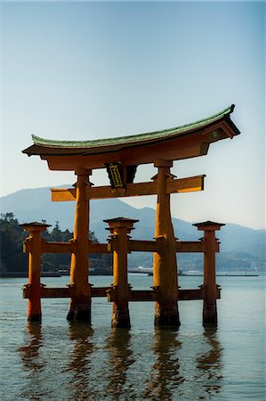 simsearch:841-09241982,k - The floating red wooden torii gate of Itsukushima Shrine on Miyajima island, Itsukushima, UNESCO World Heritage Site, Hiroshima Prefecture, Honshu, Japan, Asia Foto de stock - Con derechos protegidos, Código: 841-09163580