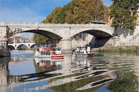 simsearch:841-07590559,k - Excursion boat on Tiber River at Ponte Mazzini (Ponte Giuseppe Mazzini), Rome, Lazio, Italy, Europe Photographie de stock - Rights-Managed, Code: 841-09174520
