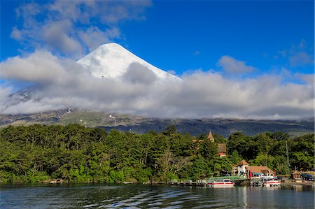Petrohue, snow-capped, conical Osorno volcano, Lake Todos Los Santos, Vicente Perez Rosales National Park, Lakes District, Chile, South America Photographie de stock - Rights-Managed, Code: 841-09174541
