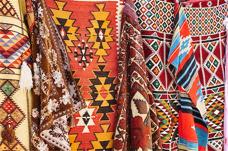 dubai - Colourful rugs and carpets for sale in Al Fahidi Historic Neighbourhood, Bur Dubai, Dubai, United Arab Emirates, Middle East Photographie de stock - Rights-Managed, Code: 841-09174591