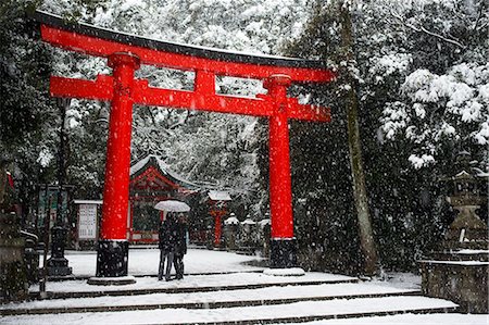 portão de torii - Heavy snow falling on Fushimi Inari shrine, Kyoto, Japan, Asia Foto de stock - Direito Controlado, Número: 841-09174697