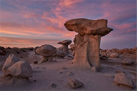 Hoodoos at dawn under red clouds, Bisti Wilderness, New Mexico, United States of America, North America Foto de stock - Con derechos protegidos, Código: 841-09174849