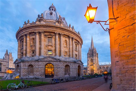 simsearch:841-09108207,k - Radcliffe Camera and University Church of St. Mary the Virgin beyond, Oxford, Oxfordshire, England, United Kingdom, Europe Photographie de stock - Rights-Managed, Code: 841-09174961