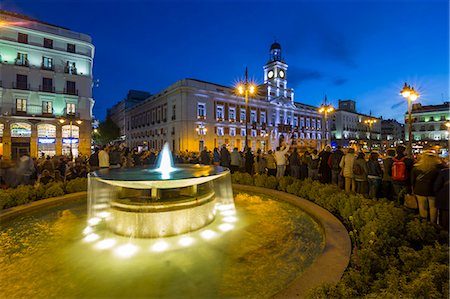 puerta del sol - View of King Carlos lll statue and Easter Parade, Puerta del Sol at dusk, Madrid, Spain, Europe Photographie de stock - Rights-Managed, Code: 841-09175002