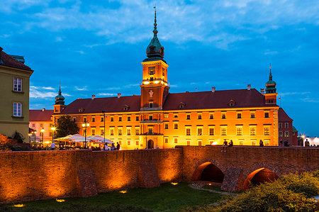 simsearch:841-09076832,k - Royal Castle in Plac Zamkowy (Castle Square) at night, Old Town, UNESCO World Heritage Site, Warsaw, Poland, Europe Foto de stock - Con derechos protegidos, Código: 841-09183540