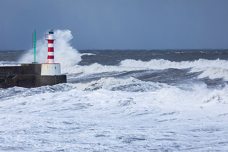 Stormy seas as spring tides coincide with the so called Beast from the East at Amble, Northumberland, England, United Kingdom, Europe Photographie de stock - Rights-Managed, Code: 841-09183636