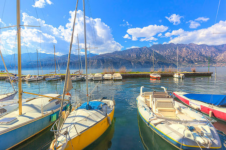 segelmast - Moored sailboats at tourist port of Malcesine, Lake Garda, Verona province, Veneto, Italian Lakes, Italy, Europe Stockbilder - Lizenzpflichtiges, Bildnummer: 841-09183646
