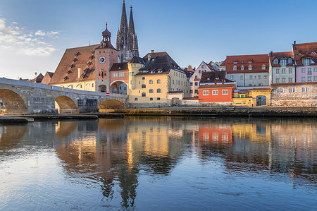 View to the Cathedral of St. Peter, the Stone Bridge and the Bridge Tower, Regensburg, Bavaria, Germany, Europe Foto de stock - Con derechos protegidos, Código: 841-09183667