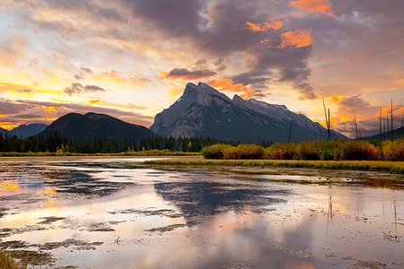 Mount Rundle and Vermillion Lakes at Sunrise, Banff National Park, UNESCO World Heritage Site, Alberta, Rocky Mountains, Canada, North America Stockbilder - Lizenzpflichtiges, Bildnummer: 841-09194266