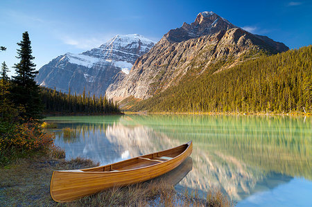 Canoe at Cavell Lake with Mount Edith Cavell in the Background, Jasper National Park, UNESCO World Heritage Site, Alberta, Rocky Mountains, Canada, North America Foto de stock - Con derechos protegidos, Código: 841-09194268