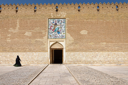 shiraz - The Karim Khan Castle, panel of tiles above the entrance to the citadel, Rostam killing the white demon, Shiraz, Iran, Middle East Foto de stock - Direito Controlado, Número: 841-09194516