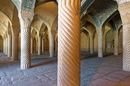 shiraz - Shabestan prayer hall, The Vakil Mosque, west of the Vakil Bazaar, Shiraz, Iran, Middle East Foto de stock - Direito Controlado, Número: 841-09194511