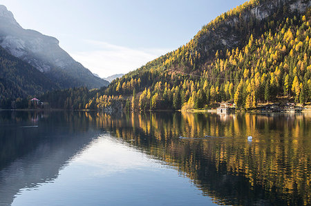 Lago di Alleghe in the Dolomites, Belluno, Veneto, Italy, Europe Foto de stock - Con derechos protegidos, Código: 841-09194801