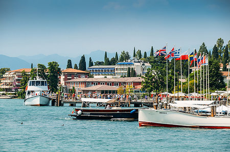 simsearch:841-09204153,k - Busy marina and ferry terminal at Sirmione, Lake Garda, Lombardy, Italian Lakes, Italy, Europe Foto de stock - Con derechos protegidos, Código: 841-09204105