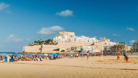 Crowded beach and the medieval fort town of Peniscola, Castellon, Spain, Europe Photographie de stock - Rights-Managed, Code: 841-09204109