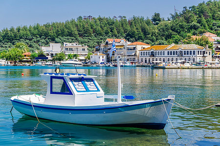 simsearch:841-08211703,k - Moored small white boat with Greek flags, Limenas Town, Thassos island, Greek Islands, Greece, Europe Photographie de stock - Rights-Managed, Code: 841-09204153