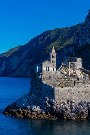 portovenere - Island of Palmaria, view of Portovenere from Palmaria, to the Church of San Pietro, Liguria, Italy, Europe Foto de stock - Con derechos protegidos, Código: 841-09205089