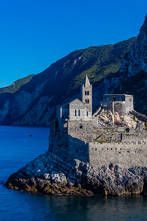 portovenere - Island of Palmaria, view of Portovenere from Palmaria, to the Church of San Pietro, Liguria, Italy, Europe Fotografie stock - Rights-Managed, Codice: 841-09205089