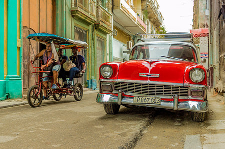 A vintage American car in a colourful street in Havana, Cuba, West Indies, Caribbean, Central America Photographie de stock - Rights-Managed, Code: 841-09205426