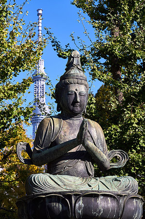 simsearch:693-03313480,k - Kannon Bosatsu Buddha sculpture at the Sensoji Temple with the Sky Tree Tower in the background, Asakusa, Tokyo, Japan, Asia Foto de stock - Direito Controlado, Número: 841-09205495