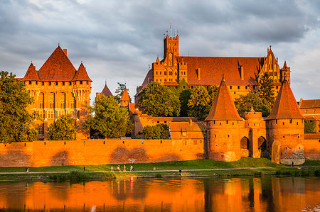 simsearch:841-09055695,k - Malbork Castle at sunset, UNESCO World Heritage Site, Malbork, Poland, Europe Photographie de stock - Rights-Managed, Code: 841-09229615