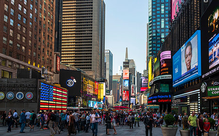 simsearch:841-08059592,k - Bright billboards, busy traffic, Times Square, Broadway, Theatre District, Manhattan, New York, United States of America, North America Photographie de stock - Rights-Managed, Code: 841-09229673