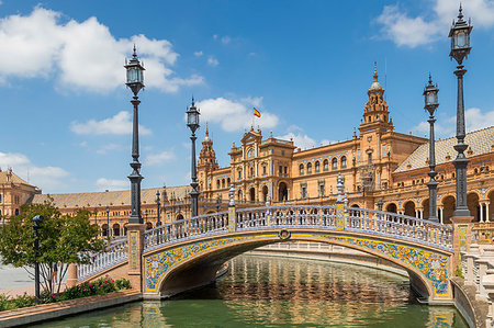 simsearch:841-05782122,k - Pedestrian bridge and main building at Plaza de Espana, Seville, Andalusia, Spain, Europe Photographie de stock - Rights-Managed, Code: 841-09229805
