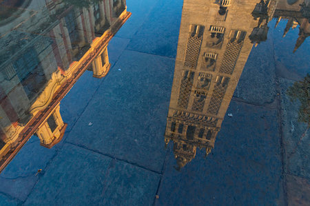 simsearch:841-09055695,k - Reflection of the Giralda Bell Tower in a puddle, Seville, Andalusia, Spain, Europe Photographie de stock - Rights-Managed, Code: 841-09229824