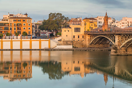 The Triana Neighbourhood seen from the banks of Guadalquivir River at first sunlight, Seville, Andalusia, Spain, Europe Foto de stock - Con derechos protegidos, Código: 841-09229829