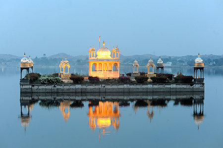 simsearch:700-06786714,k - Vijay Raj Rajeshwar temple, reflected in the Gaibsagar Lake, built in 1923, lighting up at dusk for evening prayers, Dungarpur, Rajasthan, India, Asia Stockbilder - Lizenzpflichtiges, Bildnummer: 841-09229934