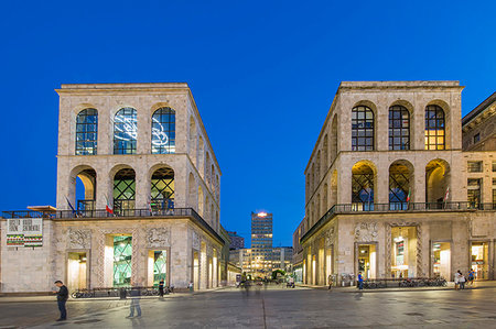 simsearch:841-09230039,k - View of Museo del Novecento in Piazza Del Duomo at dusk, Milan, Lombardy, Italy, Europe Photographie de stock - Rights-Managed, Code: 841-09230026