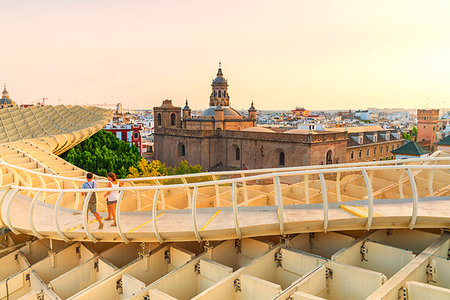 simsearch:841-09229522,k - People on footbridge admire Church of the Annunciation, Metropol Parasol, Plaza de la Encarnacion, Seville, Andalusia, Spain, Europe Photographie de stock - Rights-Managed, Code: 841-09241942