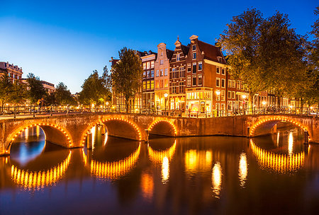 simsearch:841-05848744,k - Illuminated bridges and reflections at night, Keizergracht and Leilesgracht canals, Amsterdam, North Holland, Netherlands, Europe Photographie de stock - Rights-Managed, Code: 841-09242329