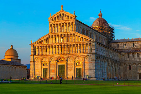 simsearch:841-09255915,k - The Cathedral of Pisa, west facade, UNESCO World Heritage Site, Pisa, Tuscany, Italy, Europe Photographie de stock - Rights-Managed, Code: 841-09242385