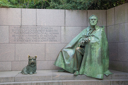 simsearch:6119-07452959,k - Statue of Roosevelt sitting with dog, Fala, Franklin Delano Roosevelt Memorial, Washington D.C., United States of America, North America Foto de stock - Direito Controlado, Número: 841-09242448