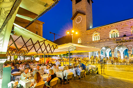 provincia di como - View of Duomo in Piazza del Duomo at dusk, Como, Province of Como, Lake Como, Lombardy, Italy, Europe Fotografie stock - Rights-Managed, Codice: 841-09242478