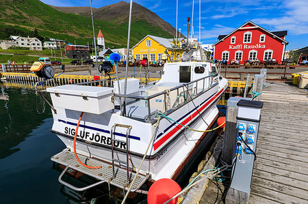 simsearch:841-07782157,k - Church, busy cafes, fishing boat and mountains, Siglufjordur, (Siglufjorour), stunning Summer weather, North Iceland, Europe, Europe Foto de stock - Direito Controlado, Número: 841-09255680