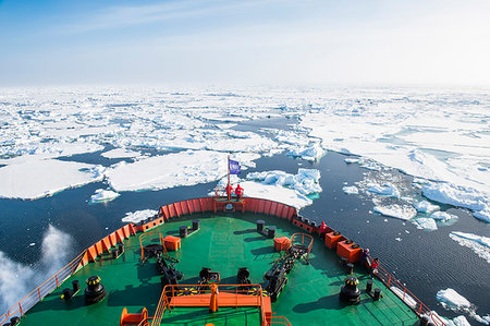 simsearch:841-09255762,k - People enjoying the breaking ice on board of an icebreaker, North Pole, Arctic Stockbilder - Lizenzpflichtiges, Bildnummer: 841-09255769