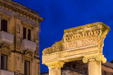 simsearch:841-05782986,k - Illuminated entrance gate of the ancient Amphitheatre of Catania at dusk, Catania, Sicily, Italy, Europe Foto de stock - Con derechos protegidos, Código: 841-09255868