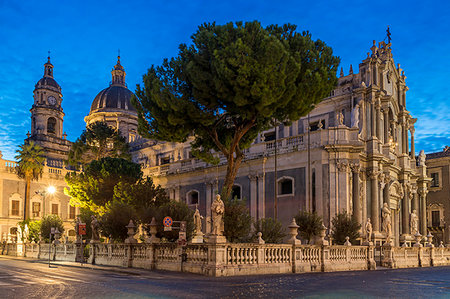 simsearch:841-05782563,k - The illuminated cathedral during blue hour, Catania, Sicily, Italy, Europe Foto de stock - Con derechos protegidos, Código: 841-09255878