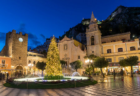 simsearch:841-09242163,k - San Guiseppe church and the clock tower gate at Piazza IX Aprile during blue hour, Taormina, Sicily, Italy, Europe Photographie de stock - Rights-Managed, Code: 841-09255891