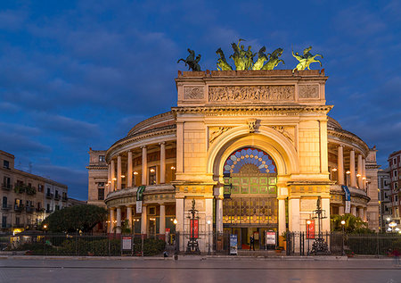 simsearch:841-08887363,k - Politeama Theatre during blue hour, Palermo, Sicily, Italy, Europe Foto de stock - Con derechos protegidos, Código: 841-09255912