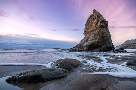 A Sea stack with a subtle sunset on the ocean, Newport, Oregon, United States of America Stockbilder - Lizenzpflichtiges, Bildnummer: 841-09255935