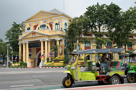 simsearch:841-09256091,k - Tuk tuks outside The Territorial Defense Command building in Bangkok, Thailand, Southeast Asia, Asia Stock Photo - Rights-Managed, Code: 841-09256617